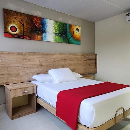Hotel Murali - Cerca Del Aeropuerto De グアヤキル エクステリア 写真